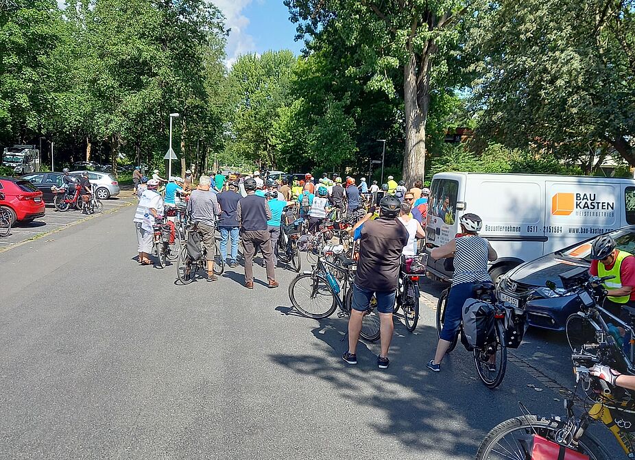 Beim 3. Sammelpunkt waren wir schon über 60 Radlerinnen und Radler