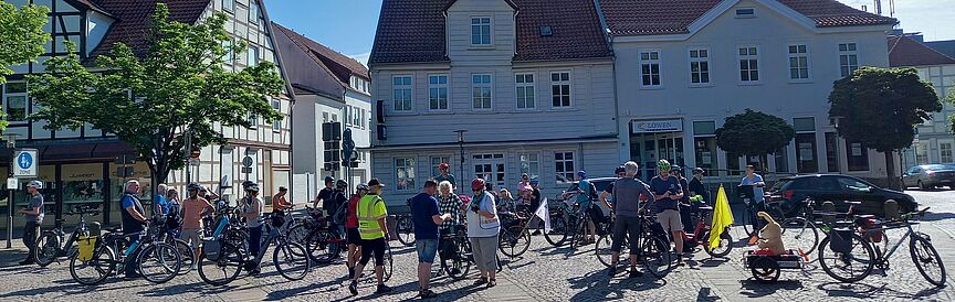 Start in Burgdorf Gruppe Radfahrende kurz vor dem Start