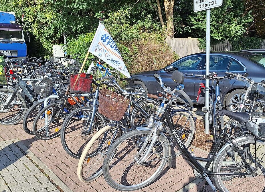 Zu wenig Abstellmöglichkeiten für Fahrräder auf dem Burgdorfer Wochenmarkt.