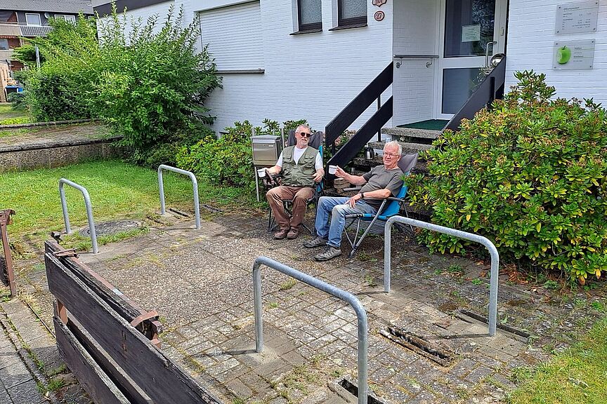 Vier neue Fahrradbügel und die fleißigen Helfer vom ADFC. Vier neue Fahrradbügel und die fleißigen Helfer vom ADFC.
