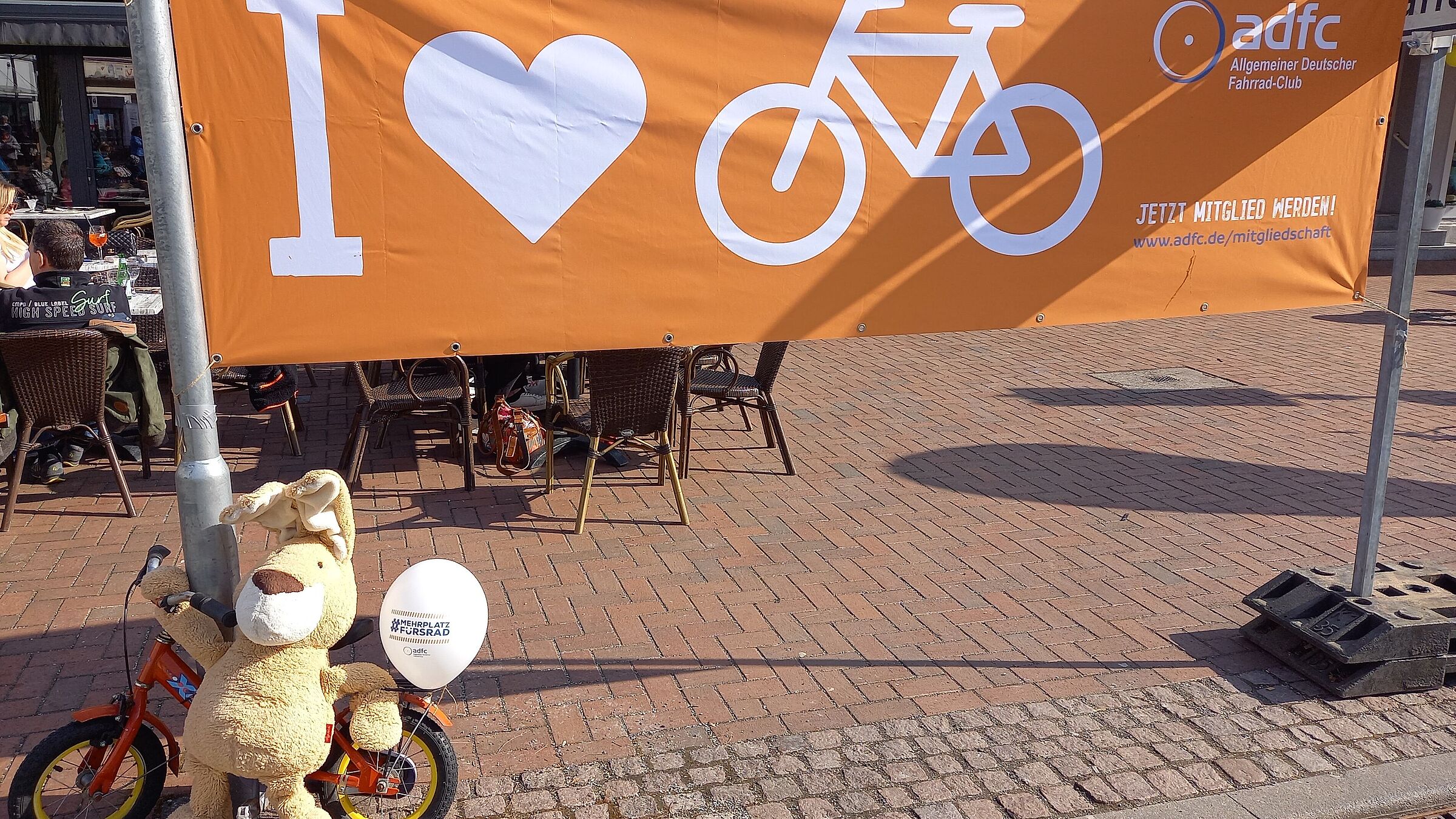 Hase vor Plakat I Love Fahrrad