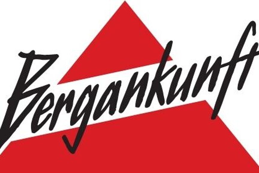 Schwarzer Schriftzug "Bergankunft" schräg von links unten nach rechts oben durch einen rot dargestellten Berg in Form eines Dreiecks