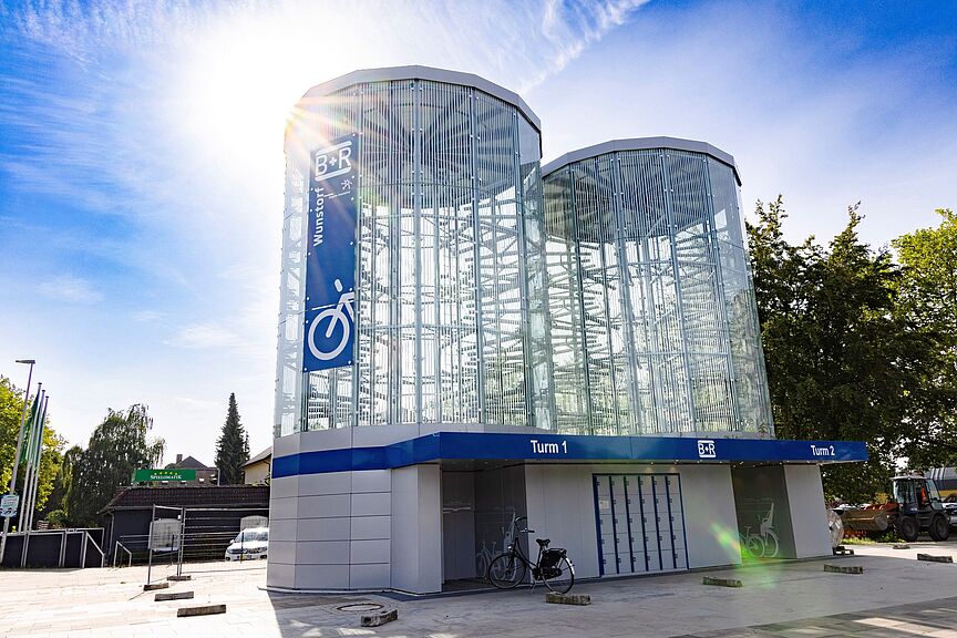 Fahrradturm Wunstorf 2 Glastürme vom neuen Fahrradturm in Wunstorf mit 244 Fahrradstellplätzen.