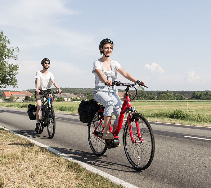 Zwei Radfahrer auf Landstraße